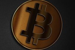 Биткоин упал почти в два раза за полгода