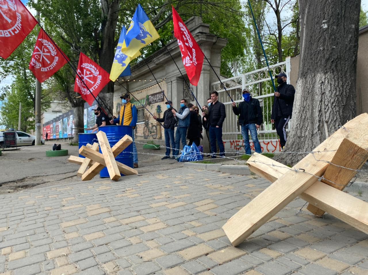 В Одессе сторонники радикала Корчинского разрисовали стены каналов, которые связывают с помощником Медведчука. Фото: Корчинский