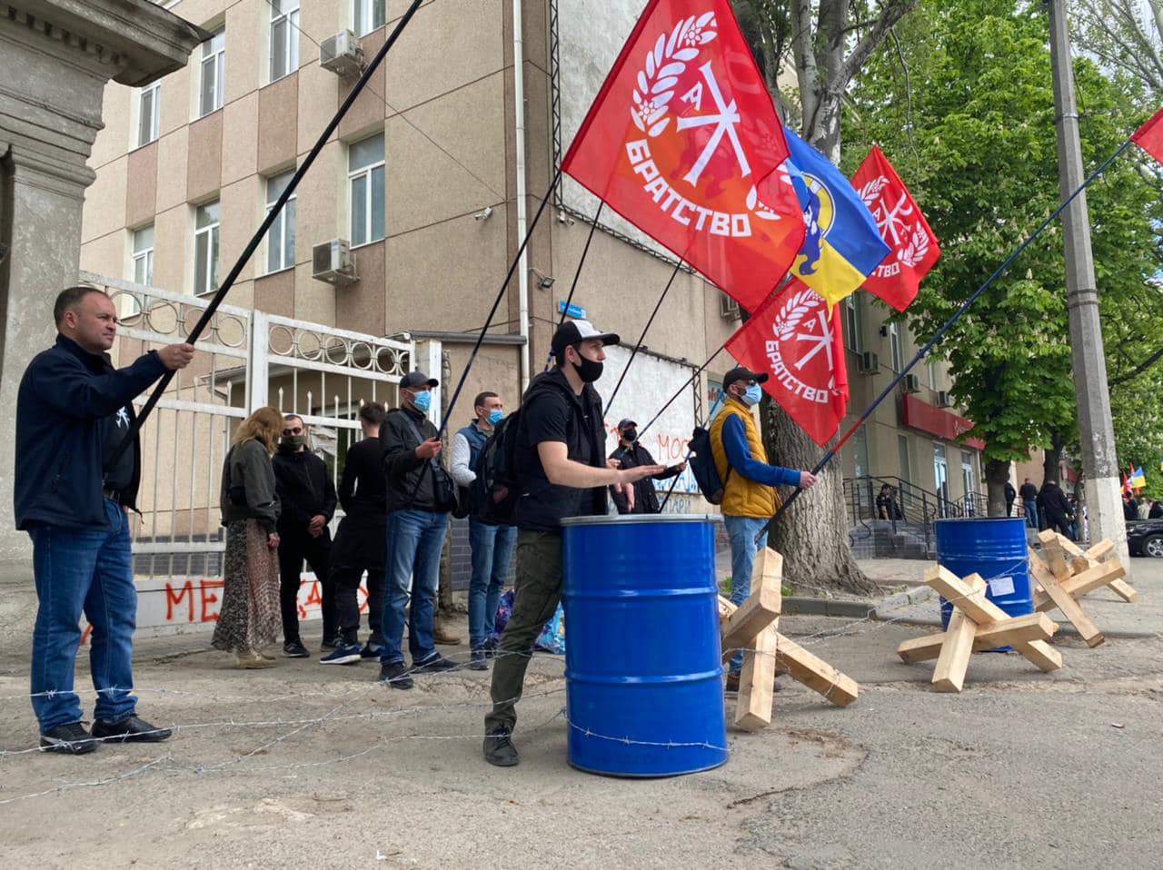 В Одессе сторонники радикала Корчинского разрисовали стены каналов, которые связывают с помощником Медведчука. Фото: Корчинский